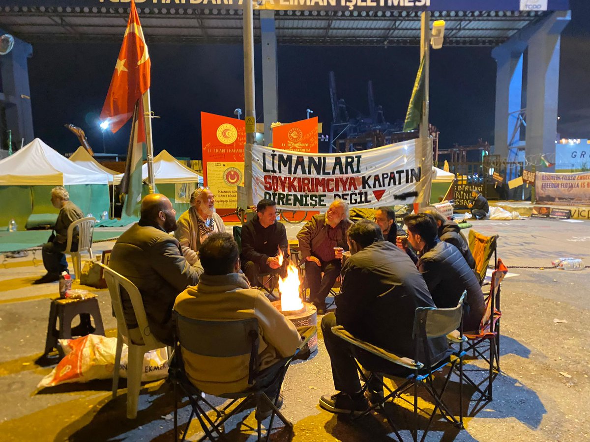 ademozkose's tweet photo. Gazze'ye gitmesine izin verilmeyen Vicdan Gemisi için Haydarpaşa Limanı'ndaki bekleyiş sürüyor.  Yaklaşık 2 aydır tutulan nöbete rağmen gemiye izin verilmezken bugün Mersin'de olduğu gibi siyonistlerin ticari gemileri bizim limanlarımıza demir atabiliyor. https://t.co/QZZct4l975