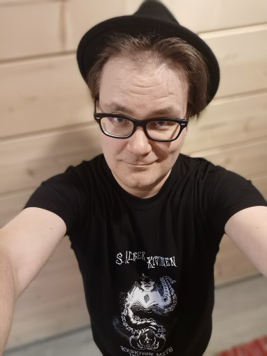 Puistofilosofia's tweet photo. Syysmyrskyjen aikaan puistofilosofi löysi itsensä #Ikaalinen'n pohjoisesta #Laivaranta'sta ja tähyillessään #Kyrösjärvi'lle #Ruutinkari'n suuntaan, tunsi matotuulen kylmän henkäyksen... 🎃👻

#Halloween #SAlbertKivinen #KeskiyönMatoIkaalisissa #juliste #Tpaita #äänikirja https://t.co/kFbNhMIb7j