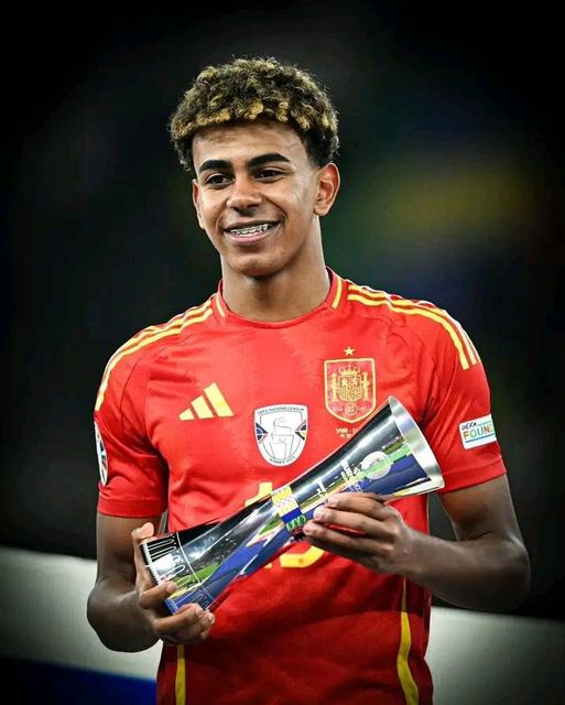 La3officiel's tweet photo. 📷Lamine Yamal est devenu le plus jeune joueur de tous les temps à terminer dans le TOP 10 du Ballon d'Or ! 📷
#La3 #3xPlus #Football #Sport #BallondOr https://t.co/68Sg76dj0r