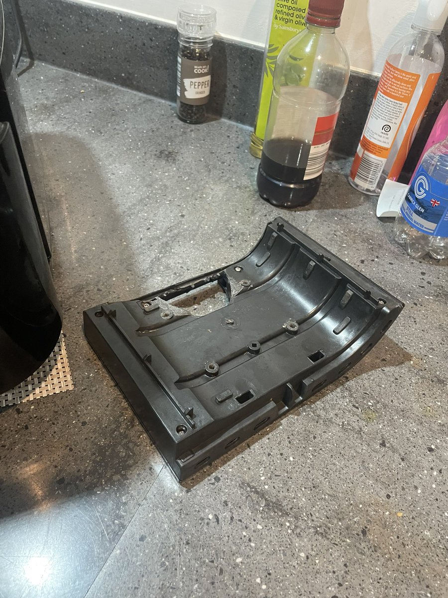 SKingsy's tweet photo. @TowerHousewares our air fryer has literally fallen apart after prob a year and a half’s use, no available replacement  parts after asking since the summer and rubbish customer service and I’ve just burnt my fingers trying to get the tray out😡 https://t.co/Ah36EH3PFI