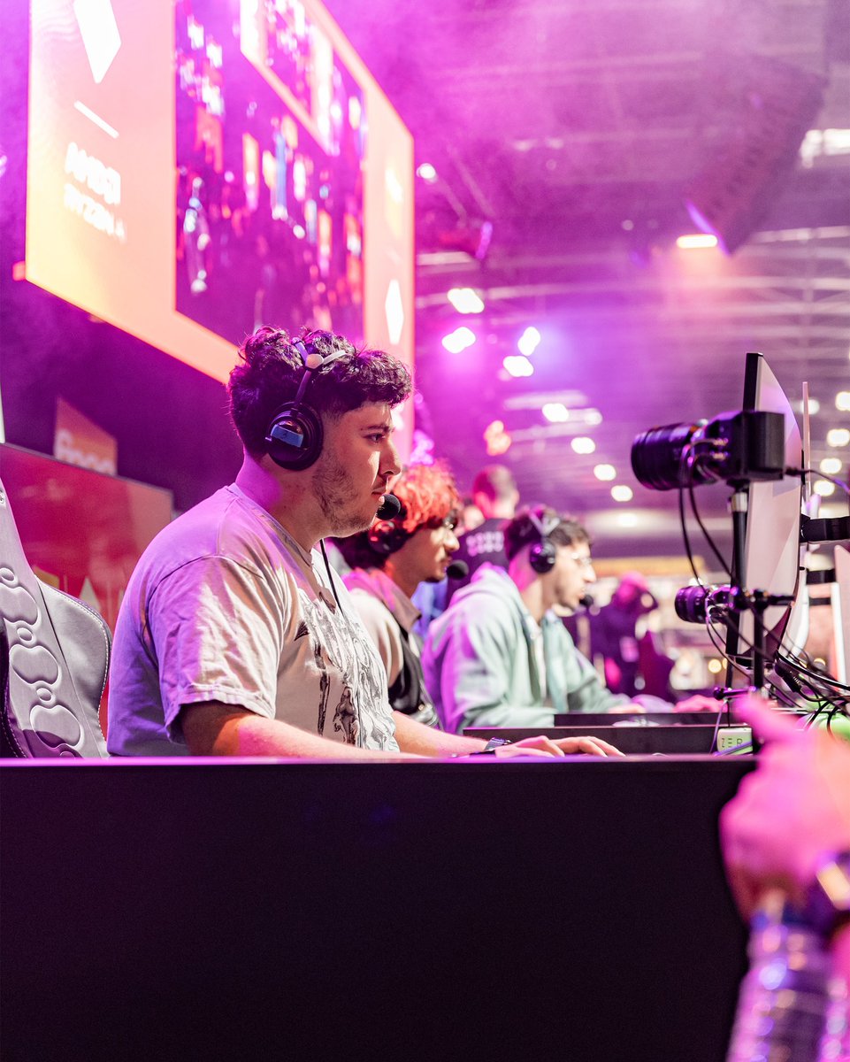Jinskow's tweet photo. J’ai eu la chance d’avoir animé une scène à la PGW, j’ai jamais ressenti ça c’était ouf merci à vous 🙌💙

📸 @Fnac &amp; @RachiMedia https://t.co/WQdBgZA8jj