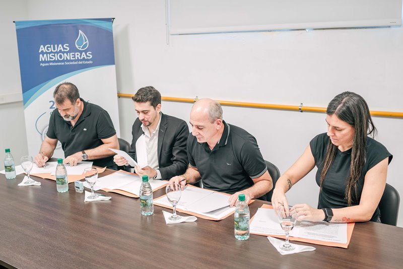 noticiasdel6's tweet image. Salud Pública, Imas, Amse y Eprac firman convenio marco para trabajo conjunto en el control de la calidad del agua potable @SaludMisiones @ImasMisiones #Amse @EpracMisiones @DrGonzalezObera @SoledadBalan
noticiasdel6.com/salud-publica-…