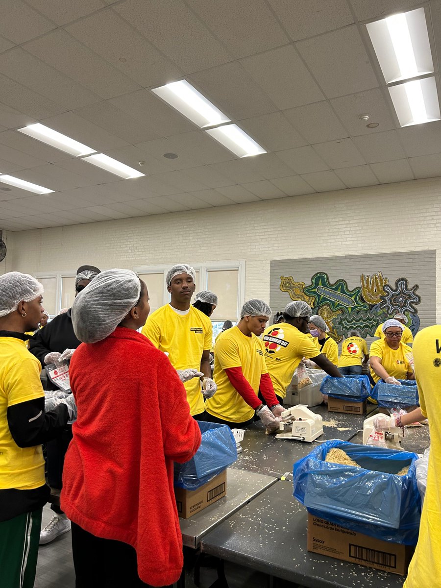 CDM_IAP's tweet photo. To be a good neighbor is to support your neighbor 🤝 We participated in the Good Neighbor community service food drive. We got involved and had fun creating a mess while making meal packs for kids in need of lunches for school. #iapterps https://t.co/ecJlFQ4P77