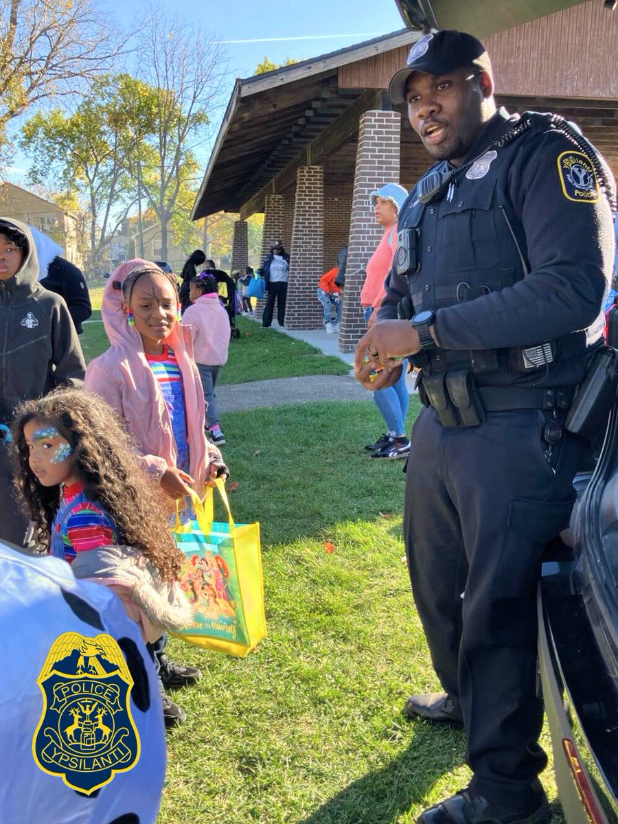 YpsiCityPolice's tweet photo. What a fantastic annual event at Parkridge Park on Saturday! As always, the Ypsilanti Police Department had a great time and saw many awesome costumes at the annual Trunk-or-Treat event. We want to remind everyone to stay safe while participating in Halloween activities🎃🎃 #ypsi https://t.co/gzzJU60LoF