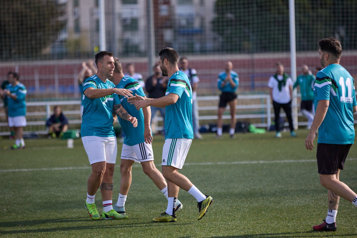 pb_laesquinita's tweet photo. Gracias a nuestros amigos de @PBJuanAndante por invitarnos un año más y hacernos partícipes de un día tan especial de recuerdo a Javi Elias. Encima,este año pudimos hacernos con el trofeo. Os esperamos en próxima COPA MARGARINO para la revancha! 💚🇳🇬🏆😄 https://t.co/halgmbLg3E