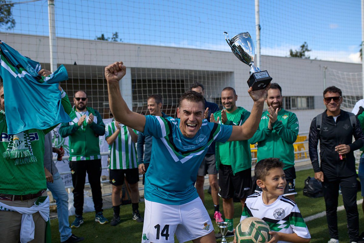 pb_laesquinita's tweet photo. Gracias a nuestros amigos de @PBJuanAndante por invitarnos un año más y hacernos partícipes de un día tan especial de recuerdo a Javi Elias. Encima,este año pudimos hacernos con el trofeo. Os esperamos en próxima COPA MARGARINO para la revancha! 💚🇳🇬🏆😄 https://t.co/halgmbLg3E