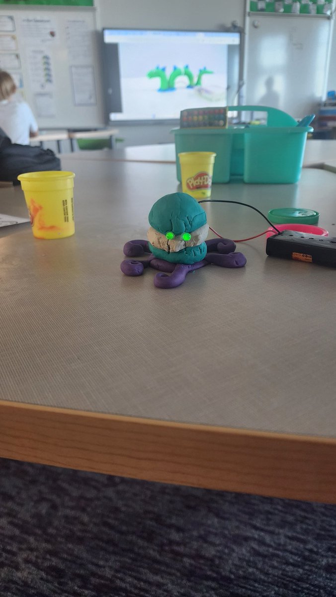 SeidlSTEAMspace's tweet image. Electricity is so cool when we discover different conductors like Play-Doh, or even our own earrings and splints!!