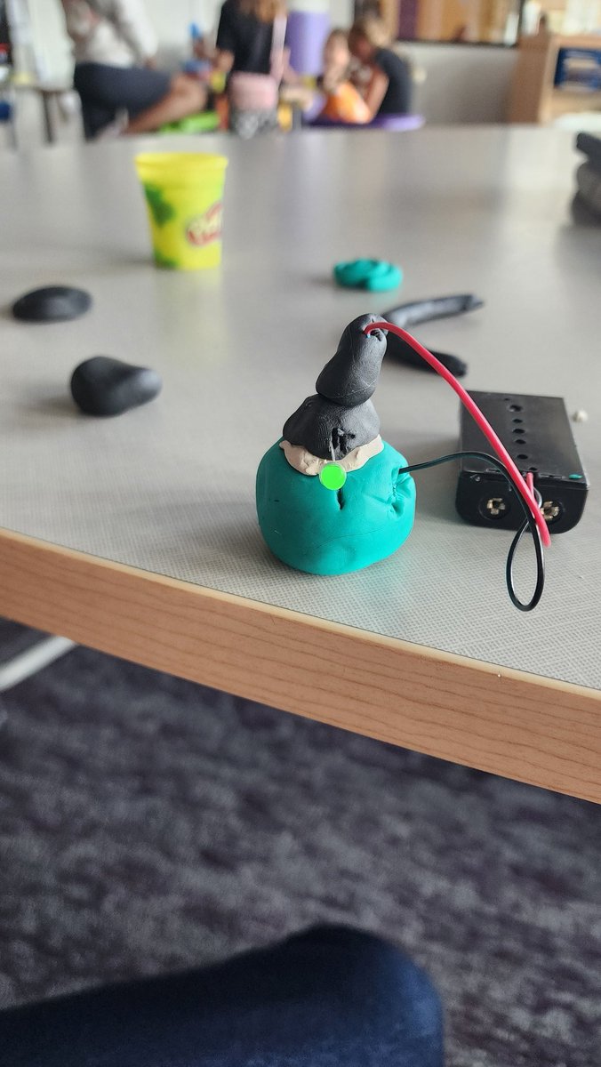 SeidlSTEAMspace's tweet image. Electricity is so cool when we discover different conductors like Play-Doh, or even our own earrings and splints!!