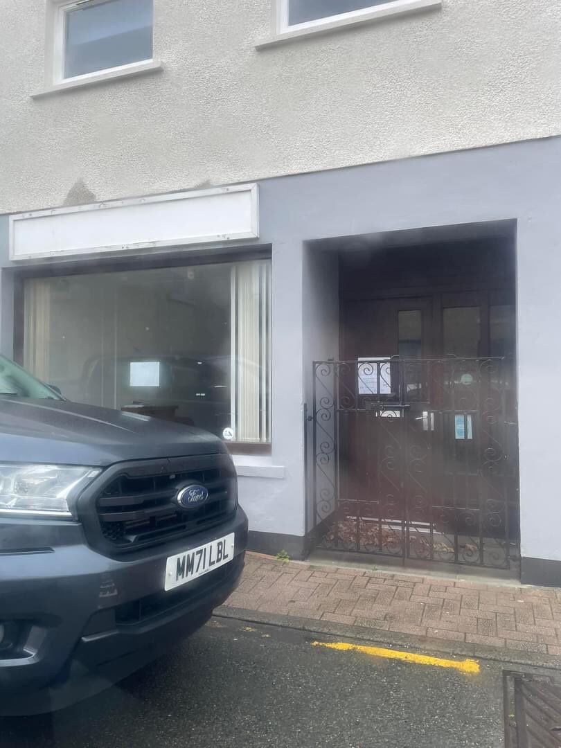 kate94223192's tweet photo. The Labour office in Stornaway. Still empty I wonder why? How much would you have to pay someone to actually man this? https://t.co/KORNblo9Nw