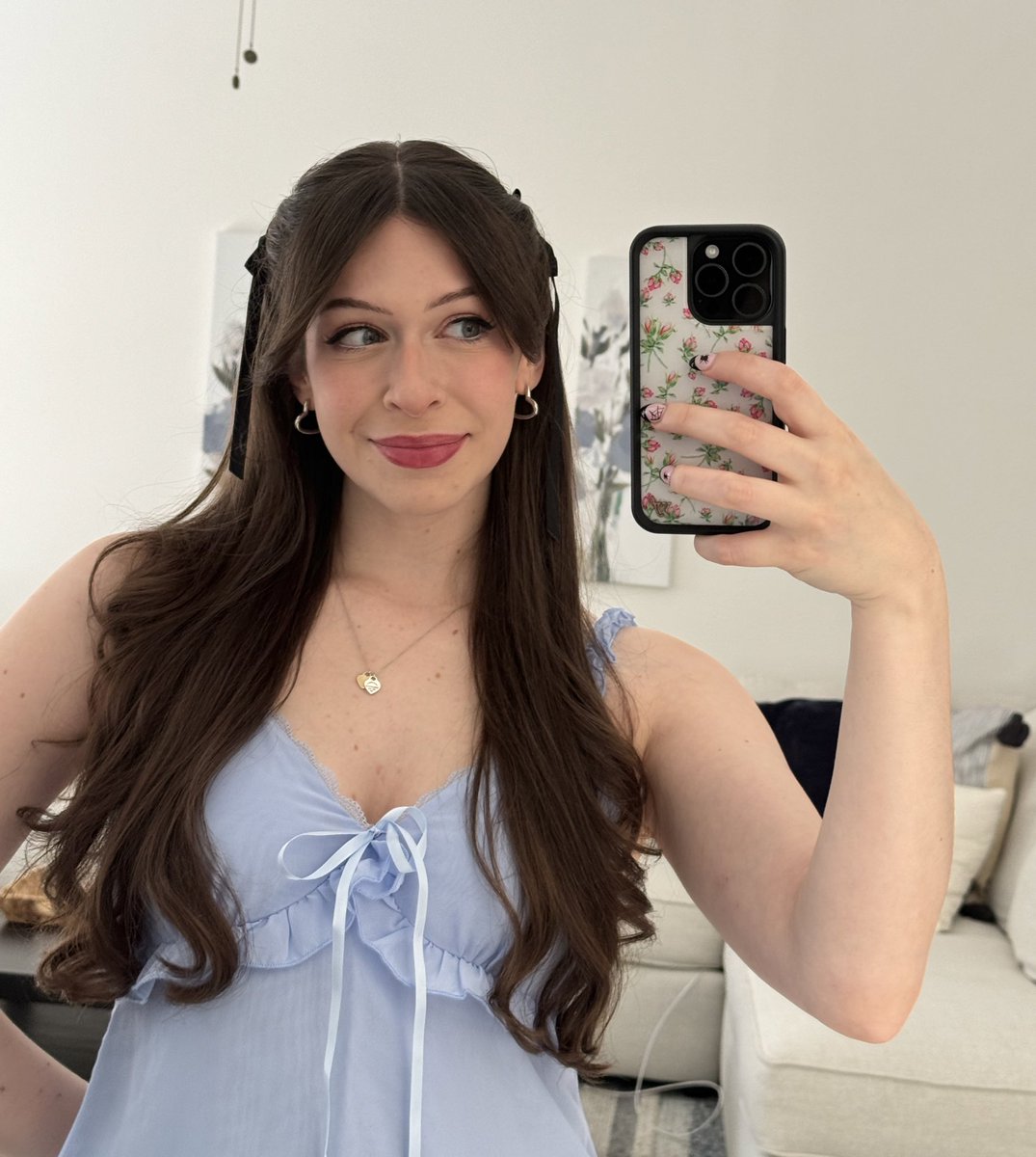 hannahxxrose's tweet photo. i’m working late, cause i’m a streamer 🎶 https://t.co/sQ0Pa1FaR8