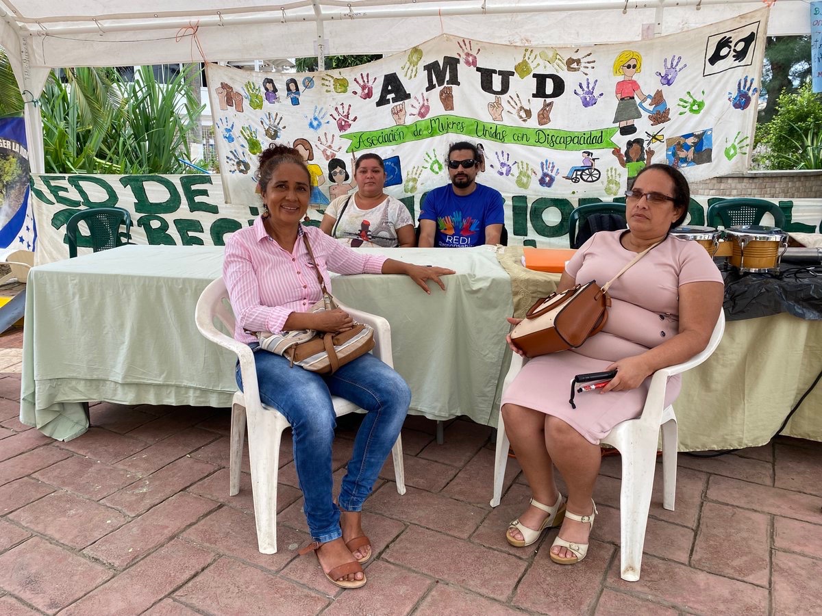 ReportarsinMied's tweet photo. #ATENCIÓN 📢 El Progreso, Yoro: Campamento por la Inclusión llega a su octavo día

➡️ El #CampamentoPorLaInclusión, instalado frente a la Municipalidad desde el 21 de octubre, busca visibilizar la necesidad de una política pública de discapacidad en El Progreso.

♿️ La Red Interinstitucional de Personas con Discapacidad por la Inclusión y Acceso a Derechos, que agrupa a seis organizaciones, presentó una propuesta en octubre de 2022 que aún espera respuesta de las autoridades municipales.

🤔En El Progreso, Yoro, la población ronda las 350,000 personas, de las que aproximandamente 50,000 viven con discapacidad, según un mapeo del Centro de Atención Progreseño a la Persona con Discapacidad (@caprodihn ).

⏰ Hoy, 28 de octubre, a las  2:00 p.m. se llevará a cabo una reunión clave en la que se espera que Alexander López, alcalde de El Progreso, Yoro, quien lleva 19 años en el cargo, se pronuncie sobre la situación.

Seguiremos informando sobre el desarrollo de esta situación a través de este hilo 🧵.

✍️ y📸 Sandre Ruiz (@CrackenCreative)

—-
Colaboración: @PlayfmH 
.
.
.
.

#CampamentoPorLaInclusión #ElProgreso #Discapacidad #Honduras