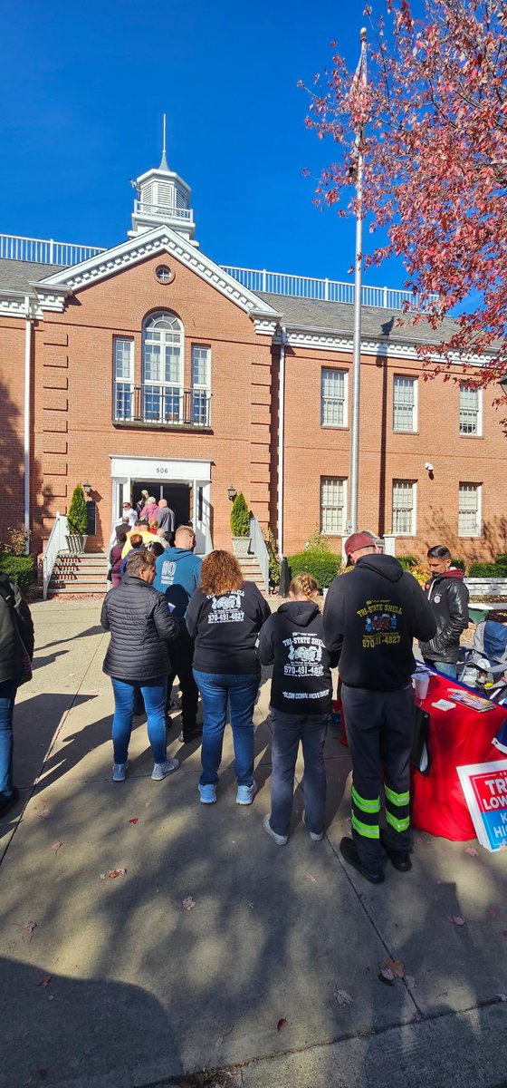 WOW! 

A huge line out the door of the Pike County Administration Building to vote an 

“in-person, on demand, mail-in ballot.” 

In a rural, red, Republican county, this is a really good sign for Trump.

(I’m hearing there are long lines everywhere.)

📍Pennsylvania
