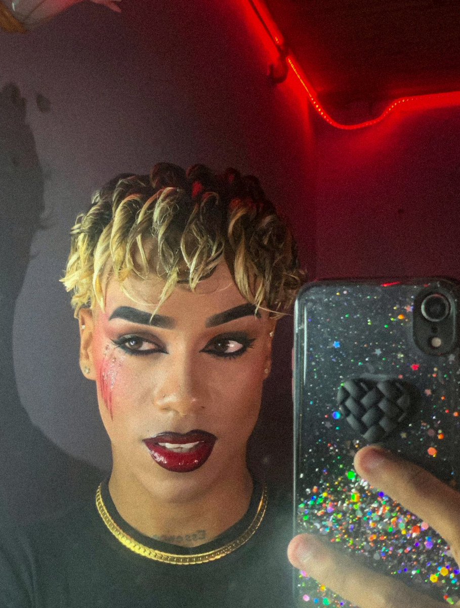 JoaJenner's tweet photo. X acá solo voy a dejar estas !!! El resto si las subí por Insta🌈💫 #Halloween #halloweenmakeup https://t.co/2za09GQ8lK