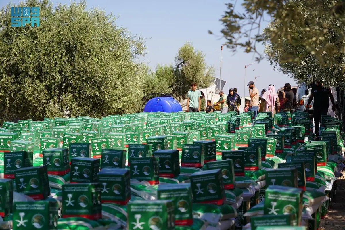 السعودية توزع آلاف السلال الغذائية والحقائب الصحية للسكان المتضررين من الزلزال في شمال سوريا.

-
