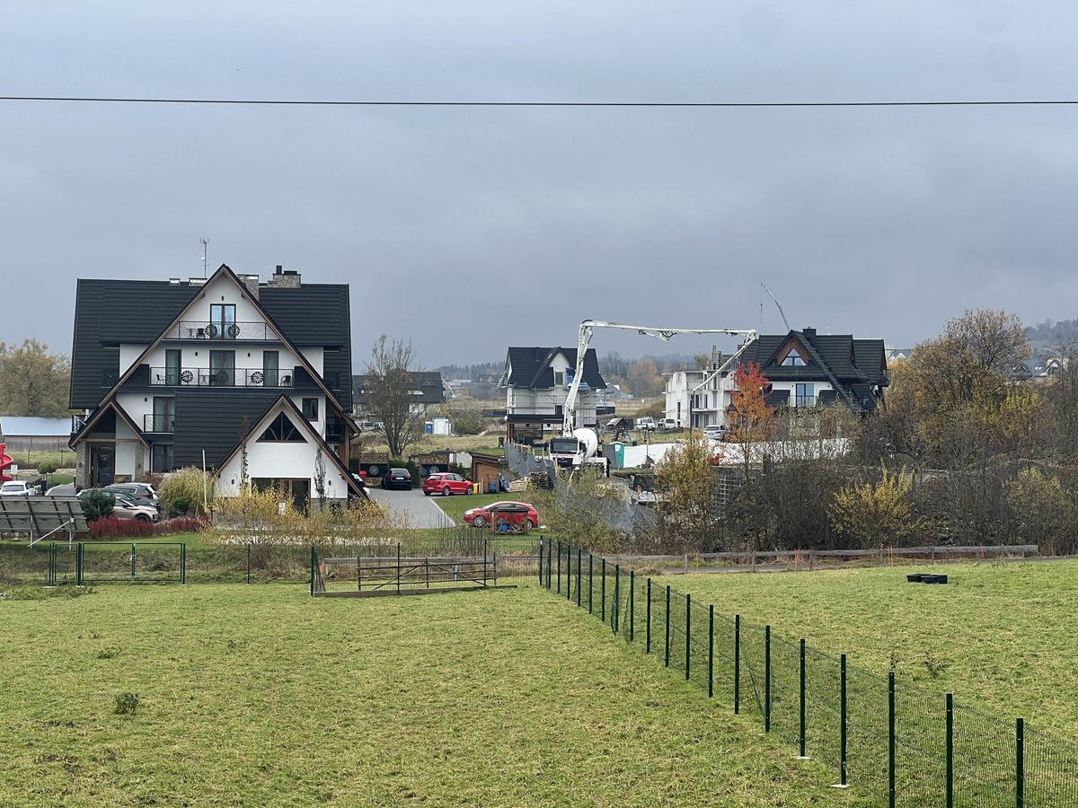 Čeho si človek v Polsku nemůže nevšimnout… 🇵🇱 staví, přestavují, opravují. Všude. To, co je možné v centru horského střediska, by u nás neprošlo… Jediná cesta, jak nastartovat výstavbu, není digitalizace nefunkčního byrokratického pekla, ale ten náš sytém stavebního
