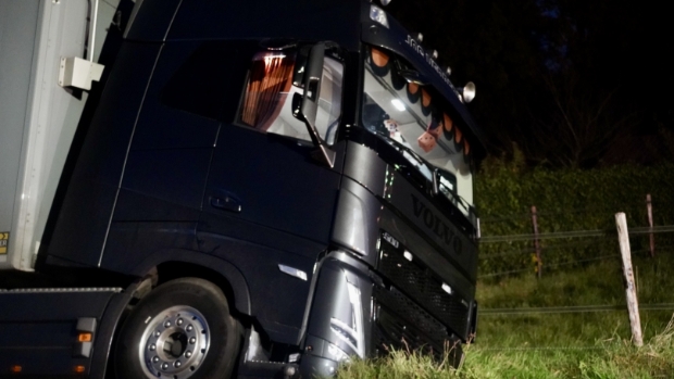 Vrachtwagen belandt in droge sloot na ongeval Overloon