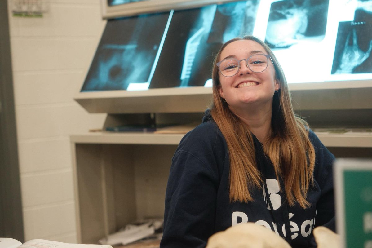 collegeboreal's tweet image. #SVAM : nous avons accueilli vendredi 12 écoles du grand Sudbury pour une journée riche en découvertes! Un grand merci à ces écoles, aux conseils scolaires, à l’équipe Boréal, et aux centaines d&apos;élèves qui ont fait de cette journée un événement mémorable! 💚
#UnChoixQuiChangeTout