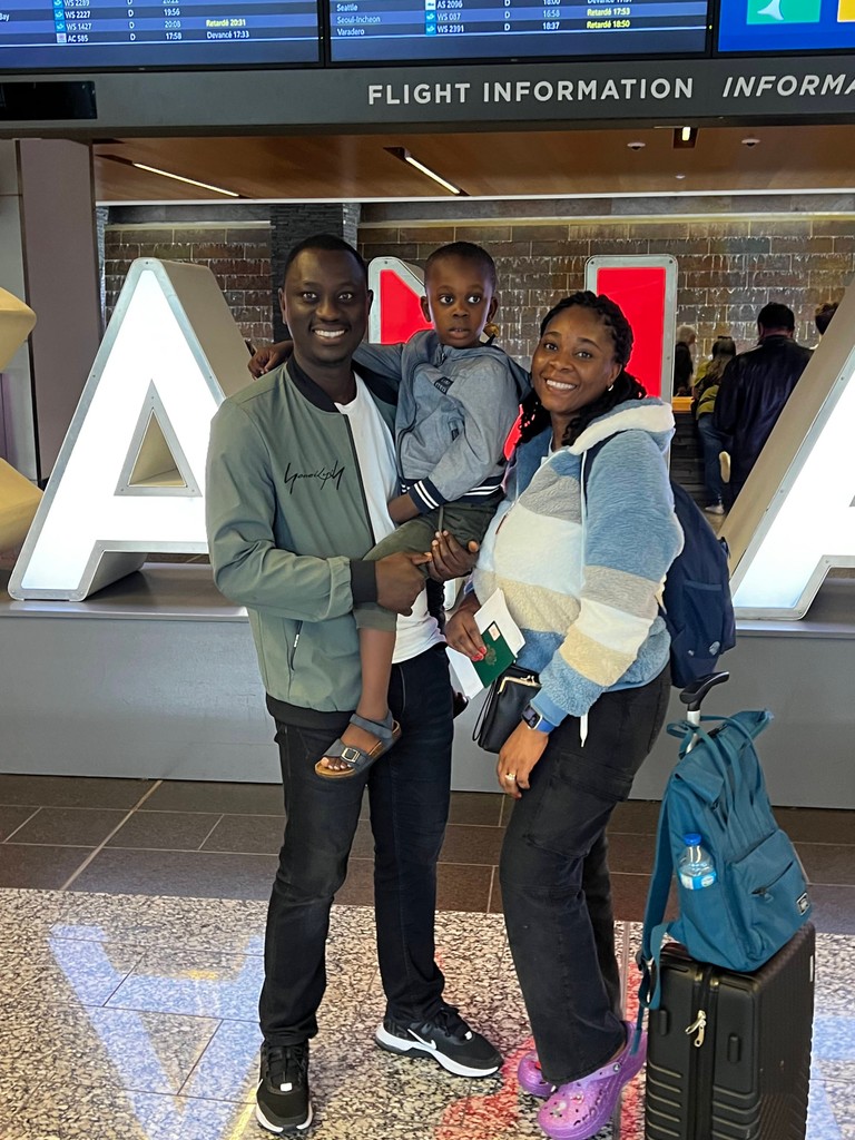 GoVanHack's tweet image. Welcome to Canada, Olaosebikan Segun and family! 🇨🇦 

He&apos;s a Nigerian 🇳🇬 Software Engineer who got hired via VanHack last year and relocated this Spring. He also just got his Permanent Residency.