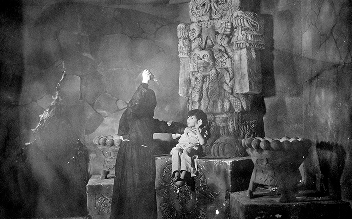 FilmotecaUNAM's tweet photo. Considerada como la primera cinta de horror mexicana, 🎬'La llorona' (1933), de Ramón Peón, está inspirada en la leyenda popular homónima.

En exhibición en la #Megaofrenda UNAM 2024:
🗓️Viernes 1nov. | 17h 
📍 @UniversumMuseo #EntradaLibre
🔗https://t.co/EHs69pVkjo https://t.co/ddgg0rWygx