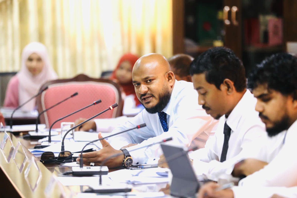 2024 ވަނަ އަހަރުގެ ސަޕްލިމެންޓަރީ ބަޖެޓާ ގުޅޭގޮތުން މަޝްވަރާކުރުމަށް، ރައްޔިތުންގެ މަޖިލީހުގެ ބަޖެޓް ދިރާސާކުރާ ކޮމިޓީއިން އޮޑިޓަރ ޖެނެރަލްގެ އޮފީސް އަދި މިނިސްޓްރީ އޮފް ފިނޭންސްގެ ބޭފުޅުންނާ ބައްދަލުކުރުން.