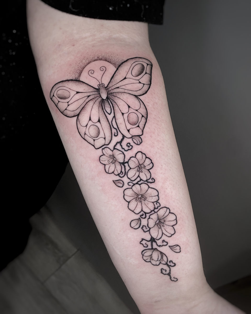 annamunin's tweet photo. Polilla y flores de la Novia Cadáver de #timburton para Carla que se estrenó la piel con este tatuaje!
Hecho en @mokkitattoostudio 
#timburtonfilms #corpsebride #noviacadaver https://t.co/3lzQQXk2kC