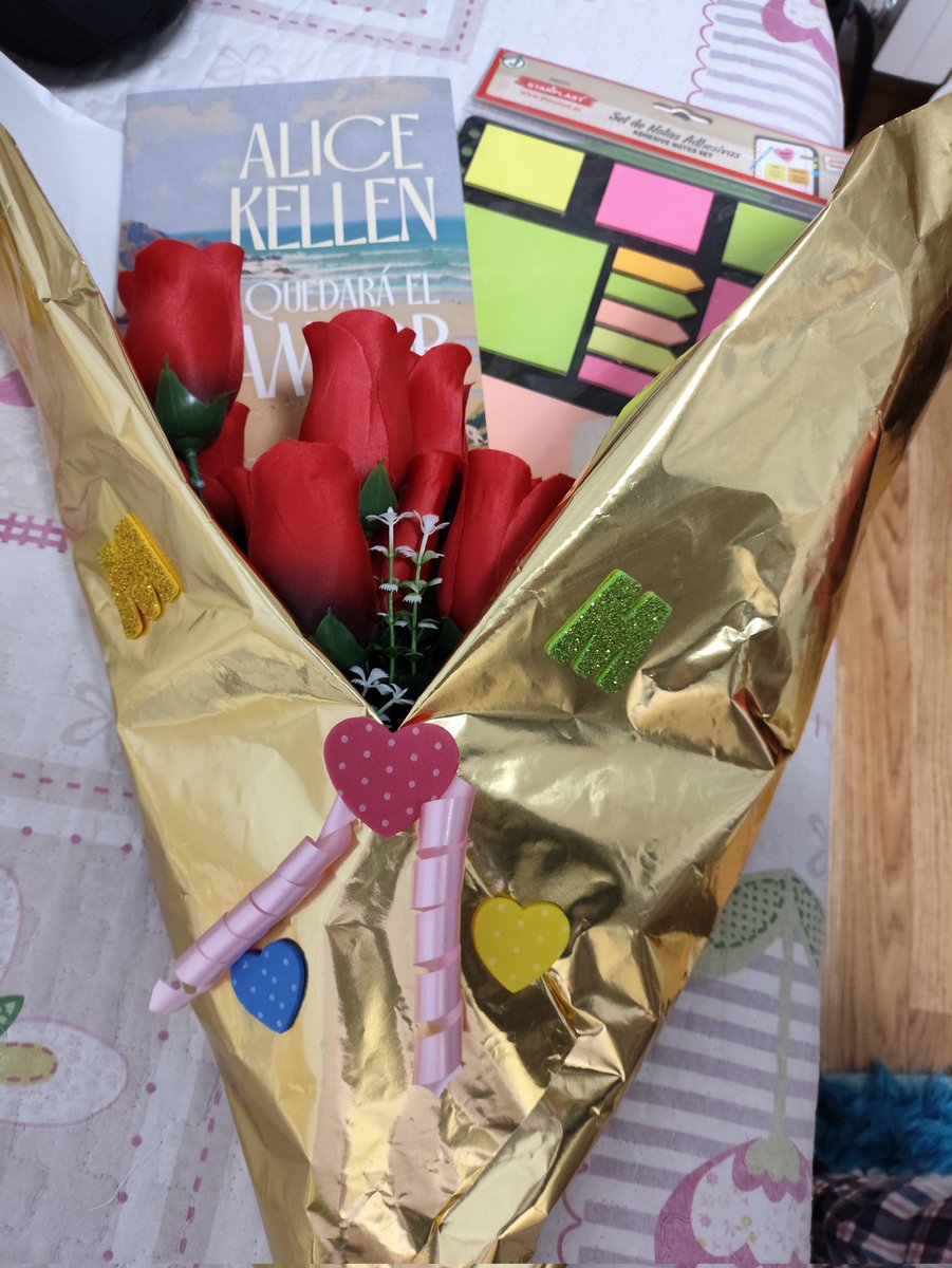 MpMercee's tweet image. Mi ramo con libros 🥹🥹🥹🥹 lo puedo amar más??