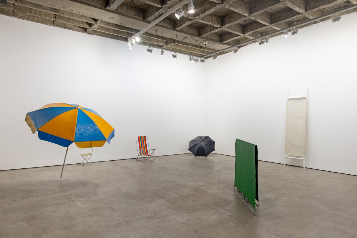 luisastrina's tweet photo. A exposição "Uma e algumas cadeiras/Camuflagens” retoma projetos de Cildo Meireles concebidos nas décadas de 1980 e 1990. Em cartaz até 30/11. https://t.co/79FBYn27MY