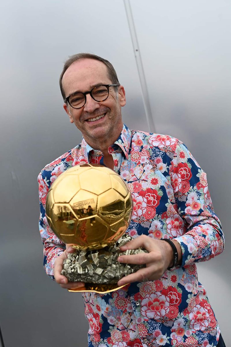 #BallonDor Ni Barca, ni Real. Le Ballon d'or, c'est moi. Tapis rouge, please.