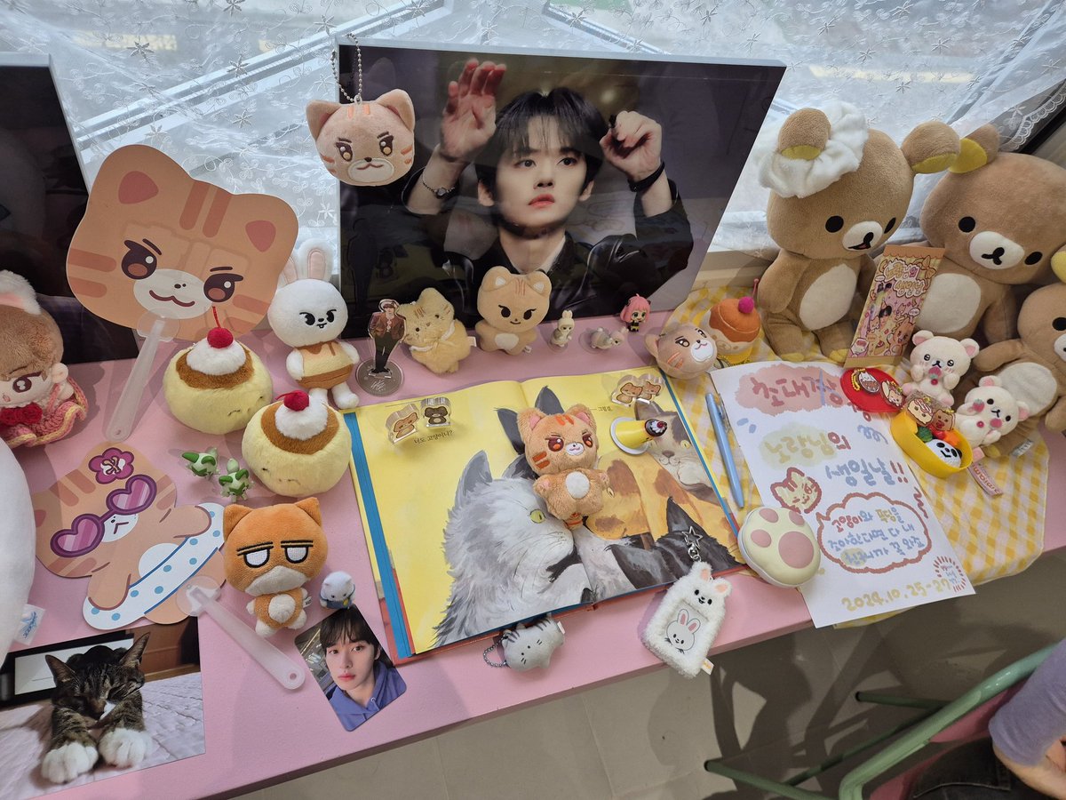 00minida's tweet photo. 리노생카🎂 쿠루쿠루
라미님 그림으로 가득했던 곳!
입장부터 반겨주는 냥이들🐱
사진을 너무 못 찍었지만
원형창에 컵홀더 탑 예뻐😍😍
리노는 기여어~~ 귀여움 한가득!!
이곳을 이길만한 곳은 없따ㅏㅏ
특전 귀염뽀짝 좋고 럭드 와펜!!!ㅎㅎ

#산중호걸_노랑님의_생일날
#리노생일_진짠찐짠_하더라 https://t.co/w6ro5dAypn