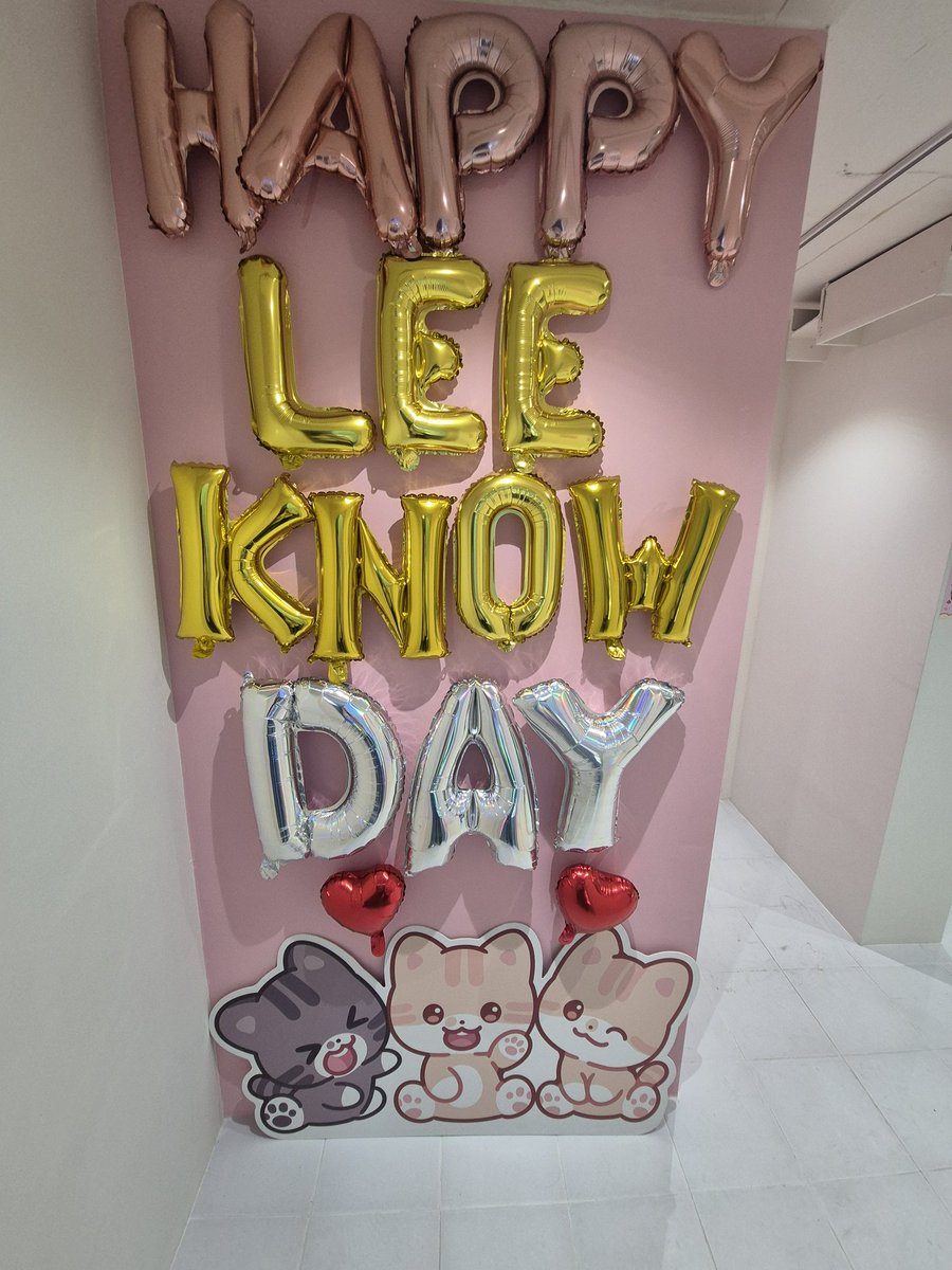 00minida's tweet photo. 리노생카🎂 쿠루쿠루
라미님 그림으로 가득했던 곳!
입장부터 반겨주는 냥이들🐱
사진을 너무 못 찍었지만
원형창에 컵홀더 탑 예뻐😍😍
리노는 기여어~~ 귀여움 한가득!!
이곳을 이길만한 곳은 없따ㅏㅏ
특전 귀염뽀짝 좋고 럭드 와펜!!!ㅎㅎ

#산중호걸_노랑님의_생일날
#리노생일_진짠찐짠_하더라 https://t.co/w6ro5dAypn