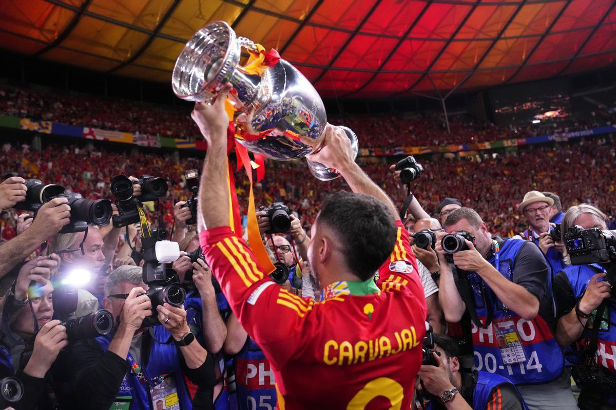 T_Lopez90's tweet photo. Si realmente importa la Eurocopa, no debería ser balón de Oro Dani Carvajal? Liga, Champions (gol en la final) Eurocopa… para mí, Vinicius ha sido el jugador más determinante este año, pero si tanto pesa la Eurocopa, Carvajal debería ser el balón de oro. https://t.co/bfWVhi8kmy