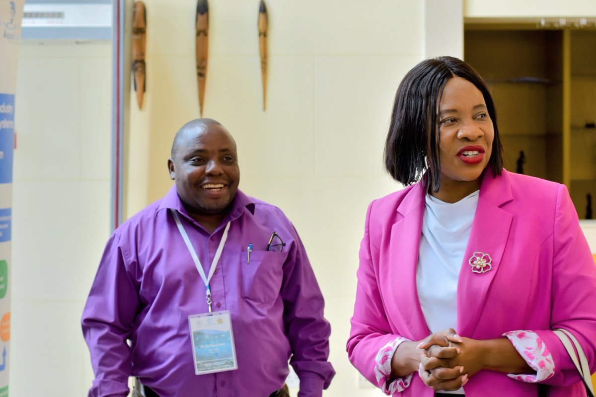 AquaFish_Luanar's tweet photo. Dr. W. Jere, Deputy Director of AquaFish, briefs Hon. Madalitso Kambauwa Wirima, Malawi's Minister of Education, on the center's progress during the TAM for ACE II. #ACEII #ModelOfExcellence https://t.co/QW2goSX1OB