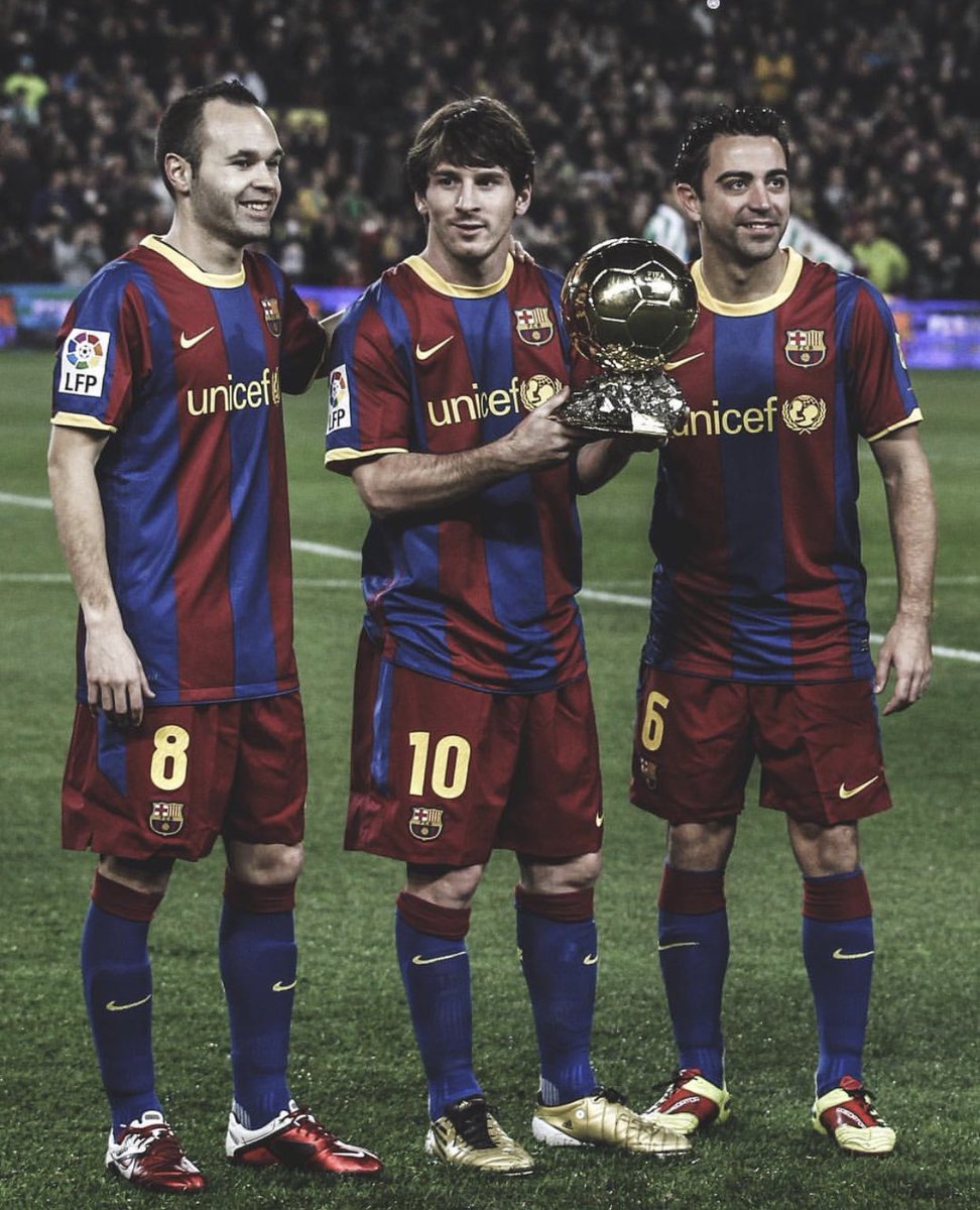 INIE8TAZO's tweet photo. Jamás, jamás, pero jamás volveréis a ver nada igual. Ni de lejos.

Tres de casa en un mismo trono de oro. Los tres futbolistas más dominantes e influyentes del siglo XXI. 

Esto es el Barça. Este es nuestro orgullo. https://t.co/NHpK2FEXoM