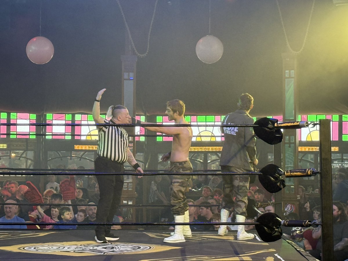 FrontRowCB's tweet image. Match 3 
Conn Kelly accompanied by Luke Frehill vs Big Boots Murphy
@ConntKelly @frehillpw @BOOTS_Murphy