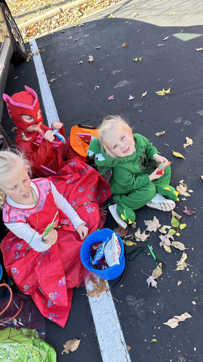 GrovesLearning's tweet photo. 👀👻 We loved seeing everyone who came out for the fun and candy at yesterday’s Trunk or Treat event! #GrovesLearning #trunkortreat @nystromcounseling https://t.co/hrTPR6hu1O