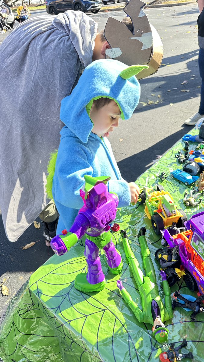 GrovesLearning's tweet photo. 👀👻 We loved seeing everyone who came out for the fun and candy at yesterday’s Trunk or Treat event! #GrovesLearning #trunkortreat @nystromcounseling https://t.co/hrTPR6hu1O