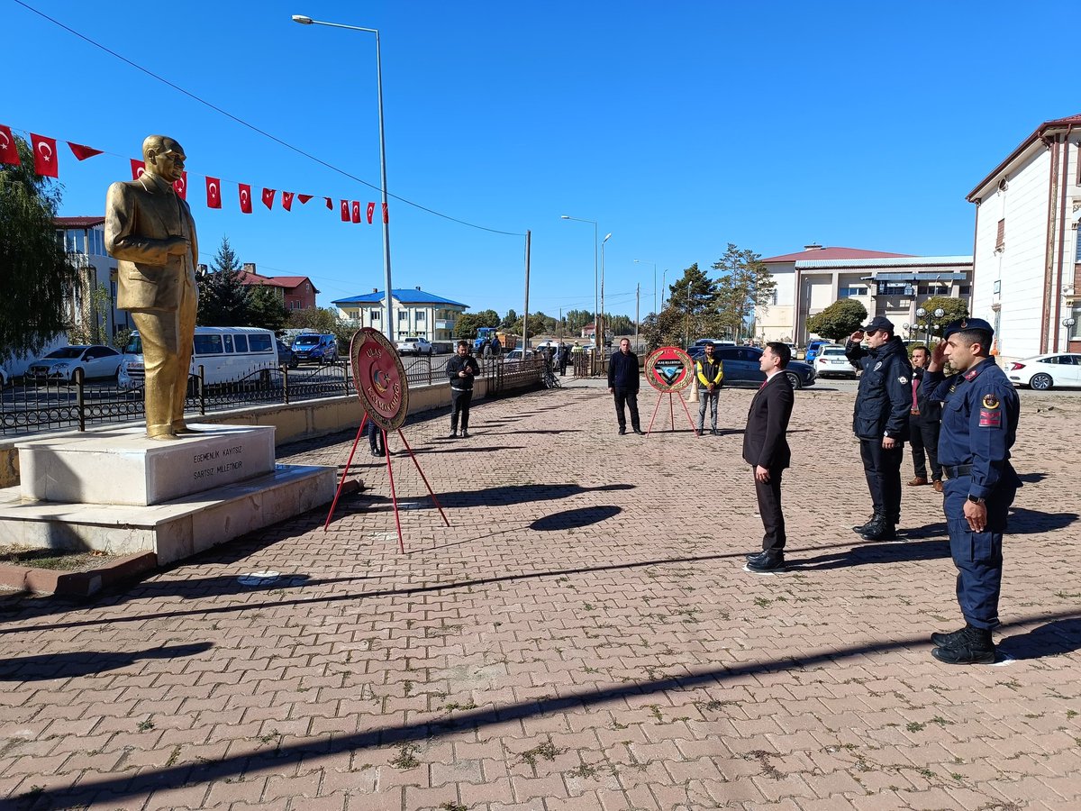 ulaskaymakamlik's tweet photo. 29 Ekim Cumhuriyet Bayramı'nın 101. Yıl Kutlama Töreni Hükümet Konağı bahçesindeki Atatürk Anıtı'na Kaymakamımız Sayın Emre ZAFER ve Belediye Başkanı Turan İLBEY'in çelenk sunmasıyla başladı. 
Akabinde 1 dakikalık Saygı Duruşu ve İstiklal Marşı okunmasıyla program sonra erdi. https://t.co/vA5nkp6pLO