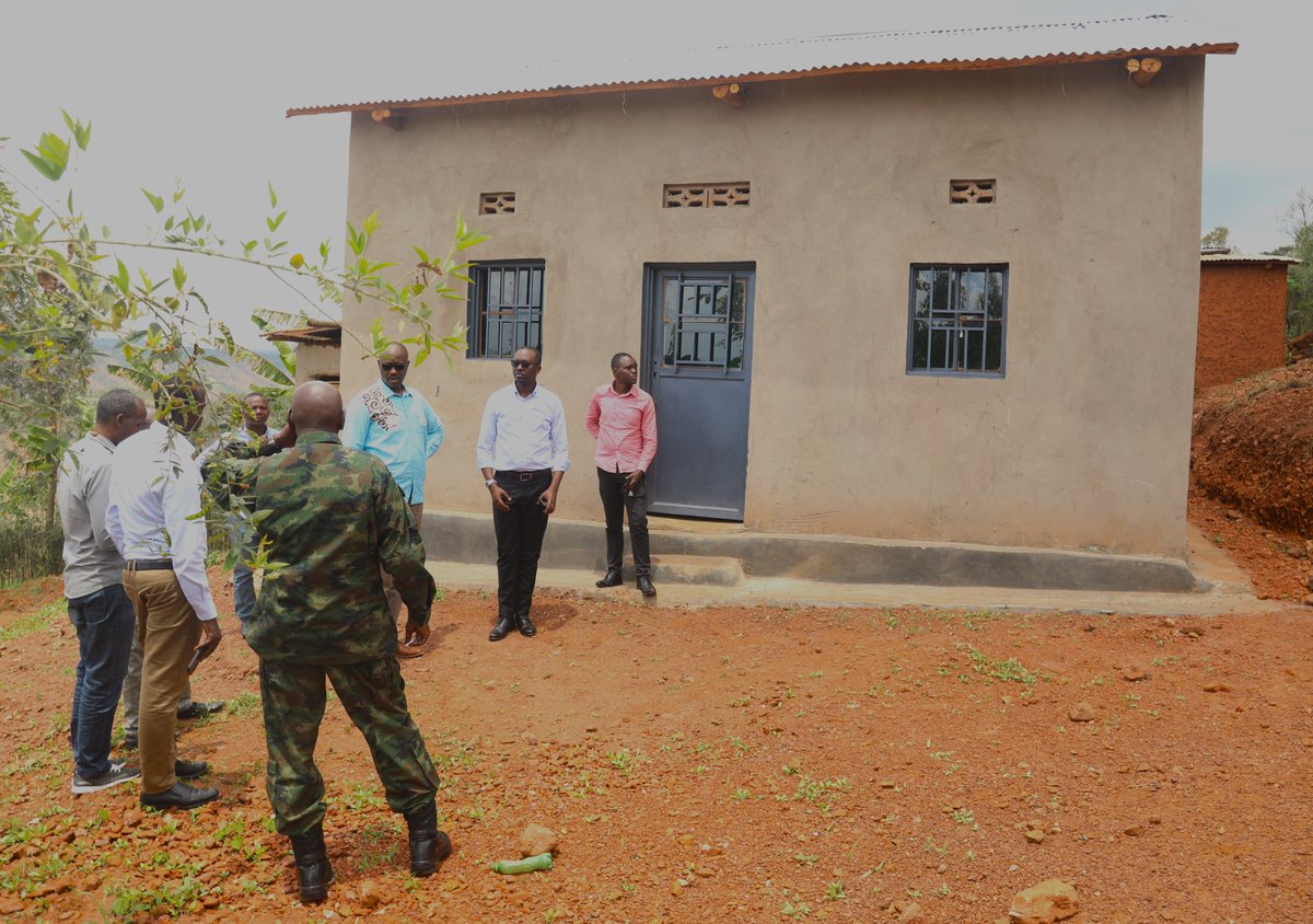KayonzaDistrict's tweet photo. Uyu munsi, Guverineri @PudenceR wa
@RwandaEast
yasuye Akarere ari kumwe n'umuyobozi w'Akarere n’inzego z’umutekano ku Ntara, basura imirenge itandukanye harebwa aho Akarere kageze mu gukemura ibibazo bibangamiye abaturage.
#HumanSecurityIssues
1/3 https://t.co/sm8whvNyCN