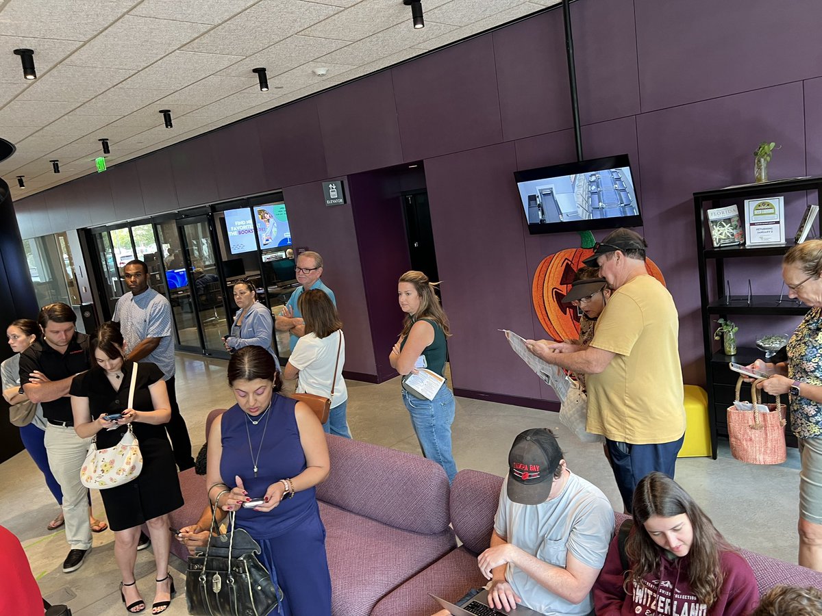 JamesWarnerNEWS's tweet photo. Great to see so many early voters on Monday morning! 🇺🇸 #EarlyVoting #florida #electionnews @WinterParkFla https://t.co/cDskI6046y