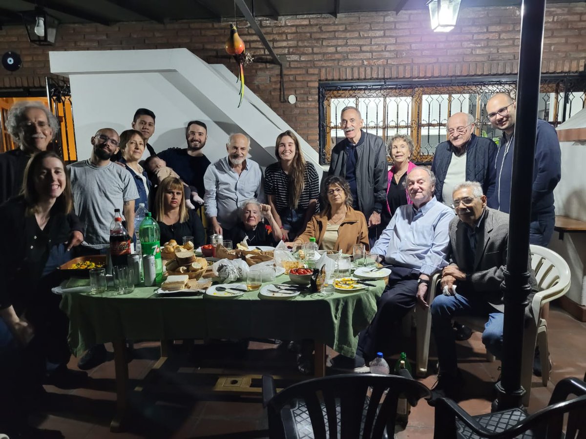 Como ya circuló, se viene cambio en el plan de estudios de Lic. en Econ. en <a href="/UBAeconomicas/">Facultad de Cs. Económicas UBA</a>. Si bien varixs colegas alertaron sobre formas y contenidos, quisiera puntualizar en efectos sobre "Poder Económico y DDHH", materia de la que formo parte desde 2022...