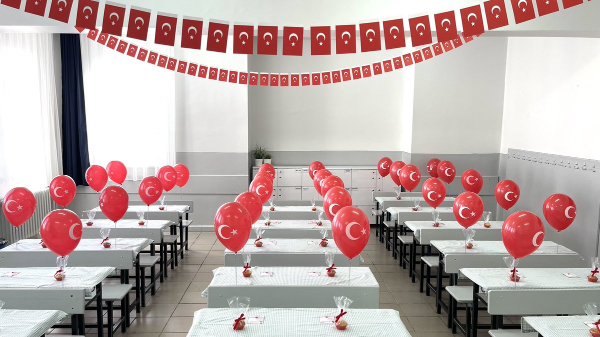 glhnmkln's tweet photo. Her şey onlar gülümsesin, vatanlarına milletlerine hayırlı birer evlat olsunlar diye♥️🤍 https://t.co/KCWhQkv12k