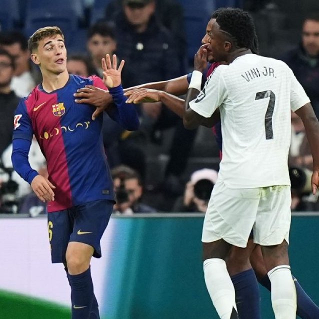 BlazquezFont's tweet image. Vinicius Júnior ha pasado de presumir y de burlarse de Gavi durante el Clásico a disfrutar del momento en el que Rodri recibirá el Balón de Oro. El fútbol, como la vida, da muchas vueltas. Tremendo baño de humildad para el jugador más egocéntrico del mundo. #BalondeOro