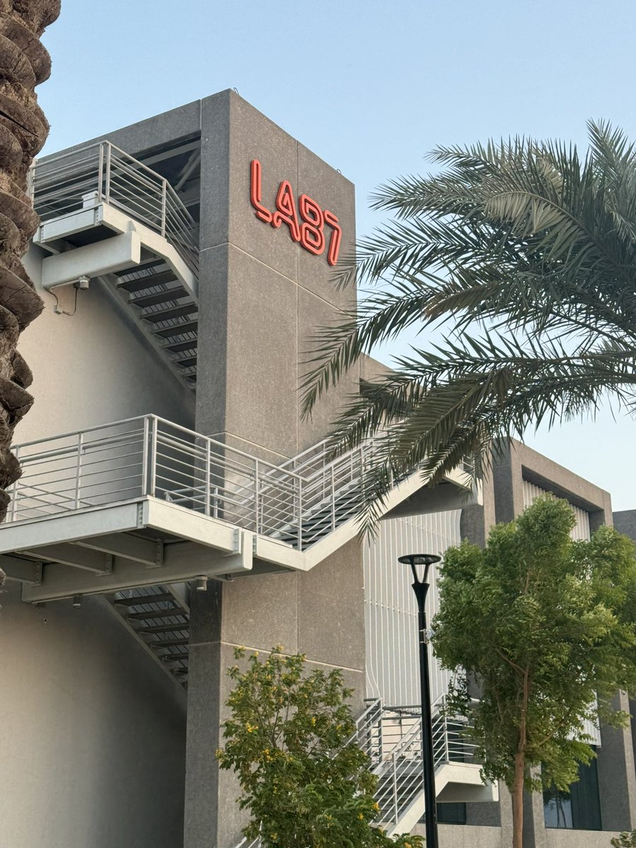 mesoozi's tweet photo. من أذهل الأمكان الي زرتها! #LAB7 
بإذن الله يكون لي فرصة بتطوير ابتكاراتي المستقبلية في هذا المكان الرائع🙏🏻 https://t.co/BcRX9mtlet