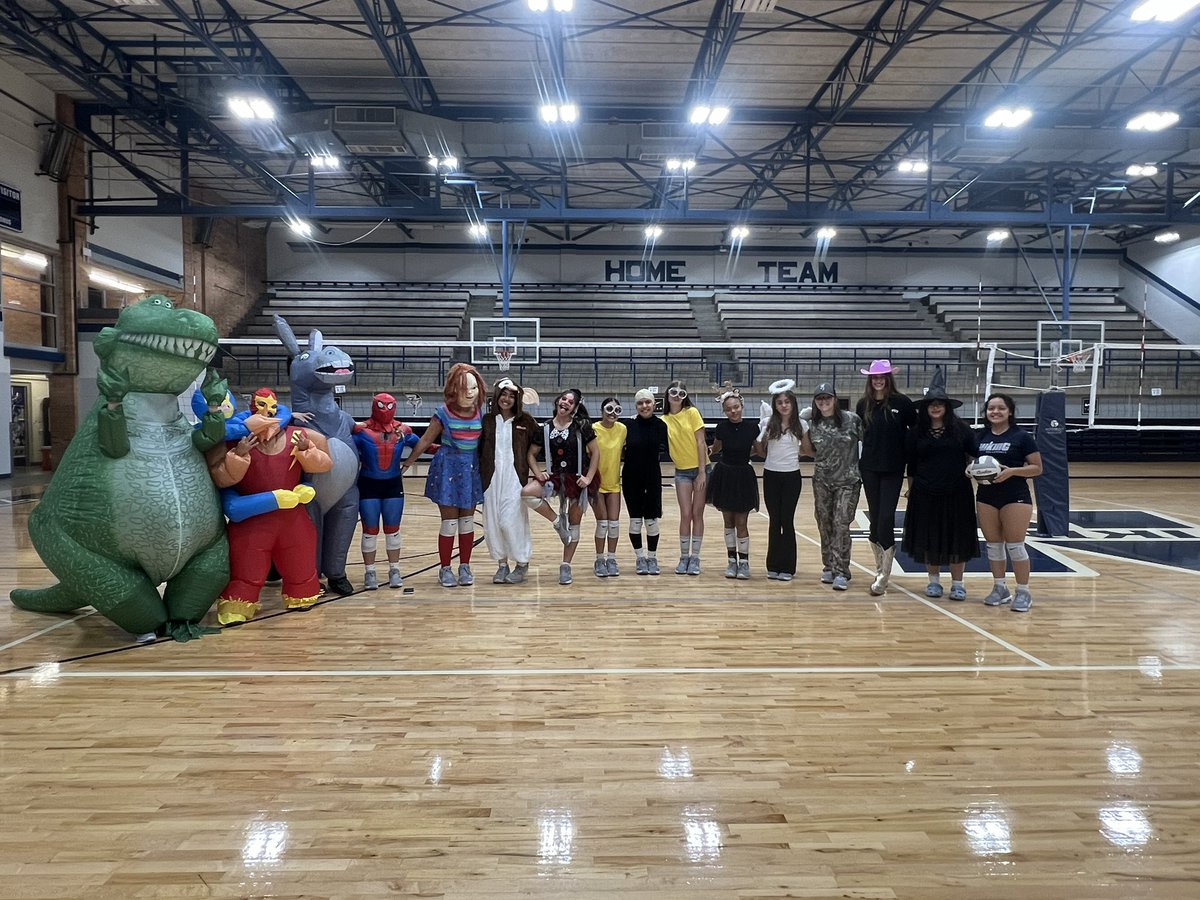 nimitzvb's tweet image. Practice looked a little different this morning🎃 @IISDAthletics @NimitzVikings #GRIT