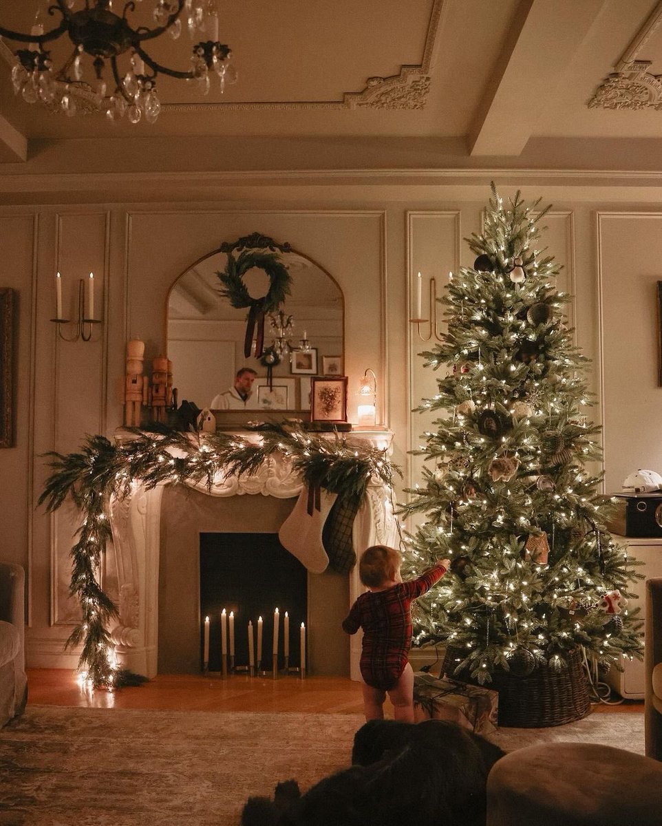 abarefootmomma's tweet photo. who is ready for Christmas to start on Friday?? https://t.co/7NLyry3Vt6