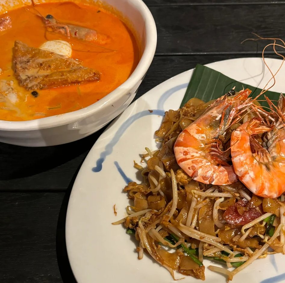 eightieth_'s tweet image. シンガポールの夜、お腹が空いたらラクサヌードルを食べるのが一番楽です。