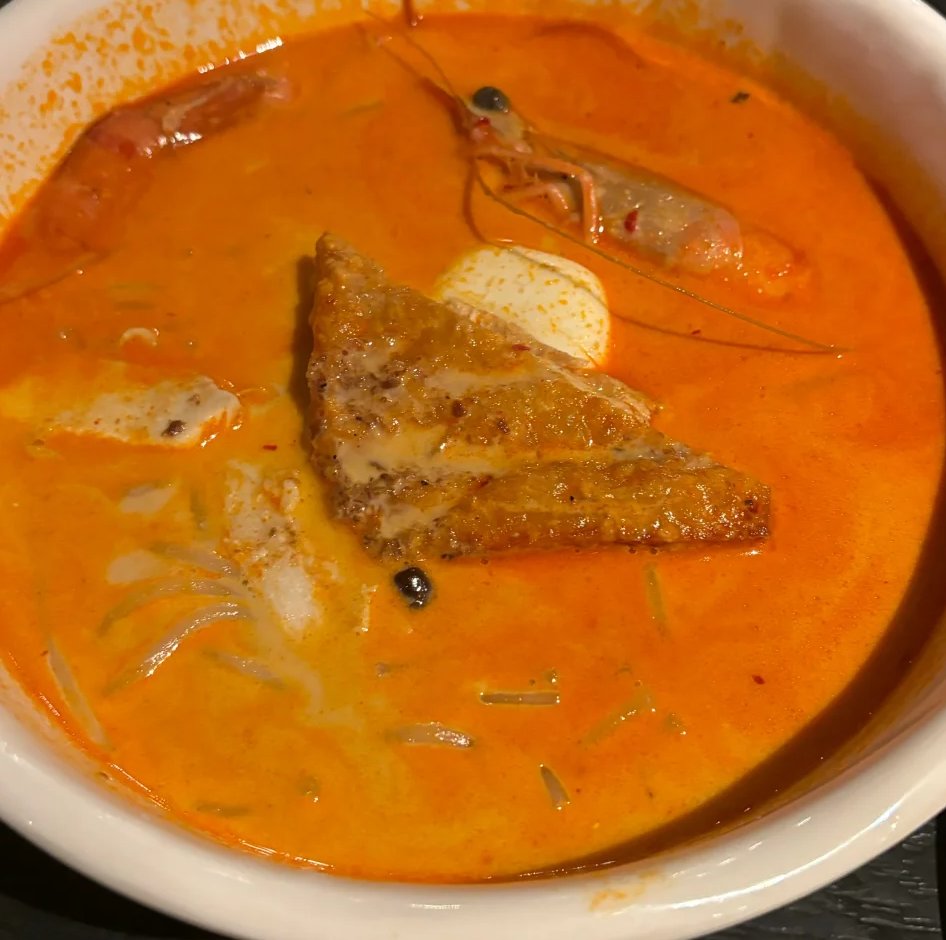 eightieth_'s tweet image. シンガポールの夜、お腹が空いたらラクサヌードルを食べるのが一番楽です。