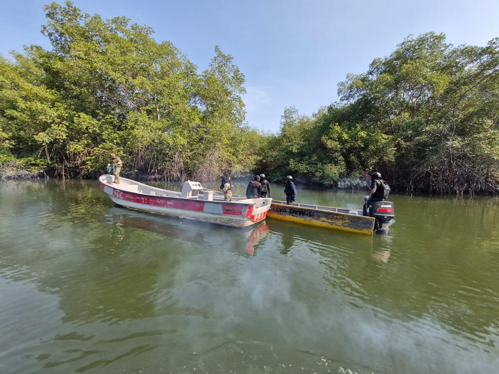 armada_ecuador's tweet photo. 🚨 #Guayaquil | El Grupo de Operaciones Marítimas de #COGUAR, realizó la aprehensión de dos embarcaciones sin nombre, sin número de matrícula, sin registro de la nave y con un motor fuera de borda de 200 HP, presuntamente usadas por GDO.
Leer mas⬇️
https://t.co/yDLOFUuzs9 https://t.co/DcHOXKfZAb