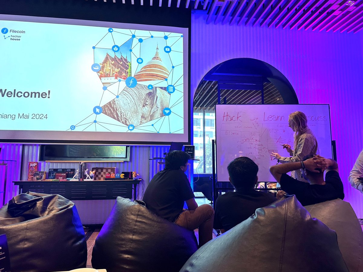 The #Filecoin Ecosystem has made it to Thailand! 🇹🇭 Kicking off the Filecoin Hacker House with knowledge-sharing sessions led by <a href="/juanbenet/">Juan Benet</a> on decentralized storage. 

📸 <a href="/_jennijuju/">jennijuju</a>