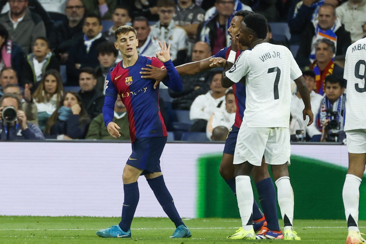 𝐕𝐢𝐧𝐢𝐜𝐢𝐮𝐬 𝐚 𝐆𝐚𝐯𝐢: "Sí, sí, pero el lunes me voy a por el Balón de Oro".

🙄 Hoy, en conversaciones que envejecen muy mal...